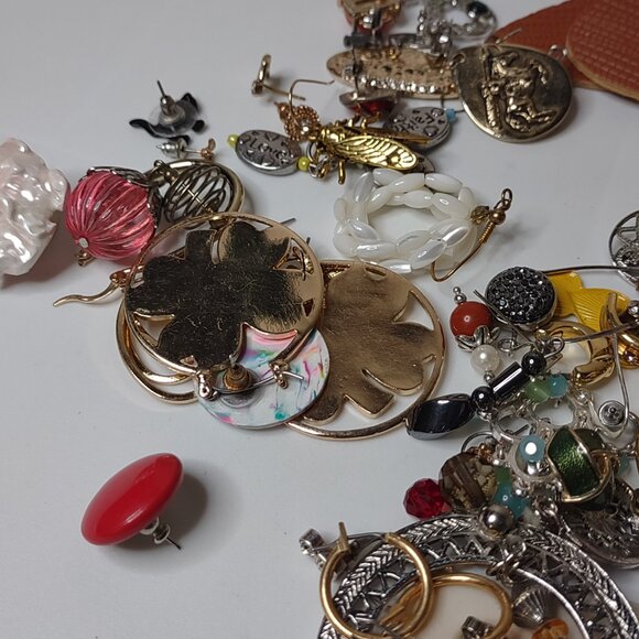 1.5 Pound Pile Of Earring Pairs - Picture 12 of 16